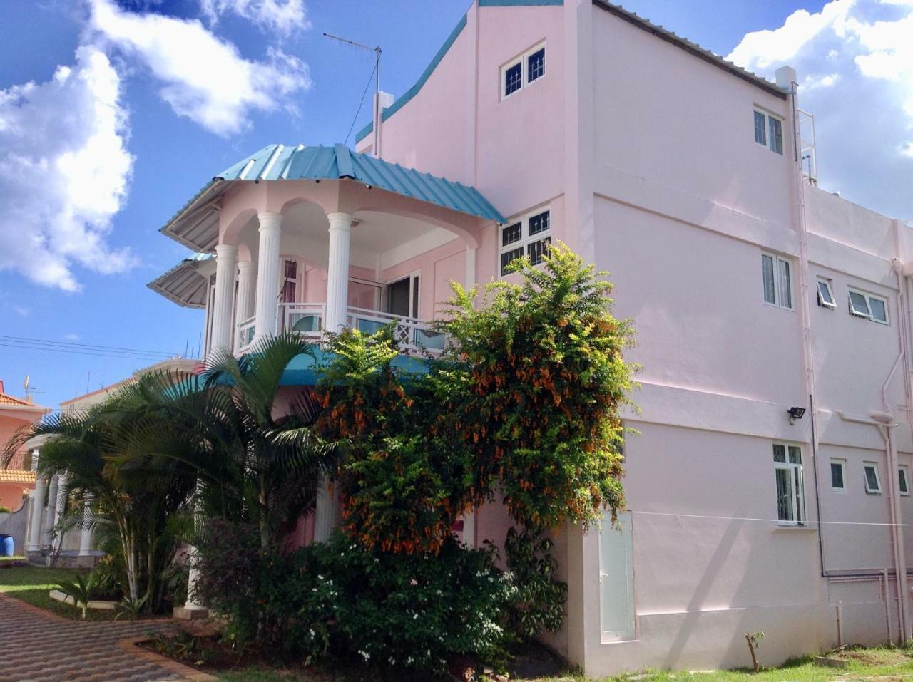 Fayruz Villa Is A 3 Bedroom, 3 Bathroom Detached House With Ac And Swimming Pool 5 Minutes Walk From Flic En Flac Public Beach Екстер'єр фото