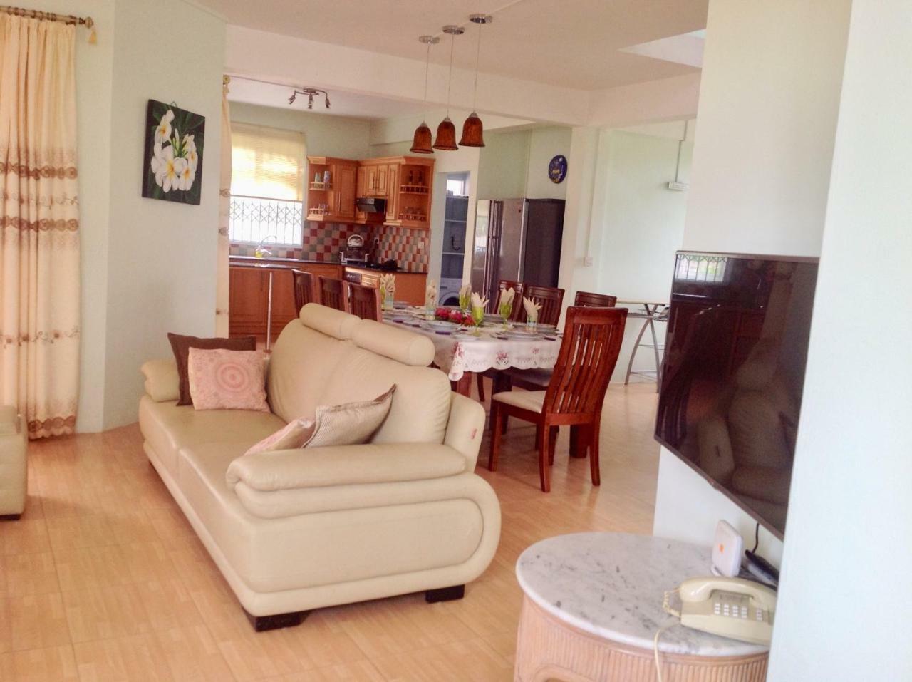 Fayruz Villa Is A 3 Bedroom, 3 Bathroom Detached House With Ac And Swimming Pool 5 Minutes Walk From Flic En Flac Public Beach Екстер'єр фото