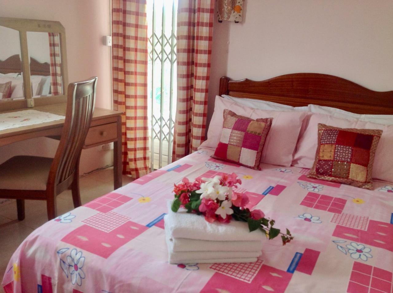Fayruz Villa Is A 3 Bedroom, 3 Bathroom Detached House With Ac And Swimming Pool 5 Minutes Walk From Flic En Flac Public Beach Екстер'єр фото